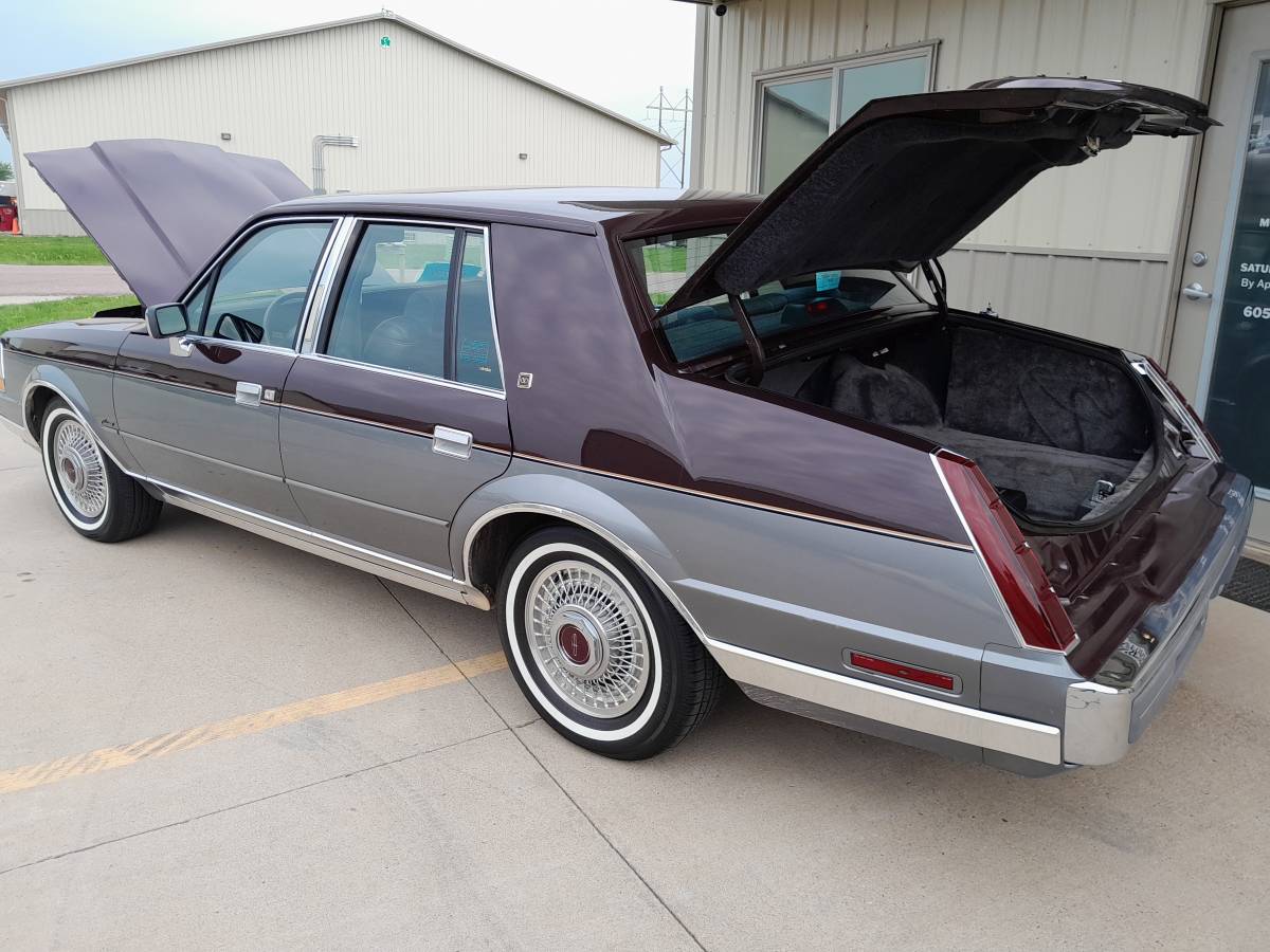 Lincoln-continental-valentino-1984-23