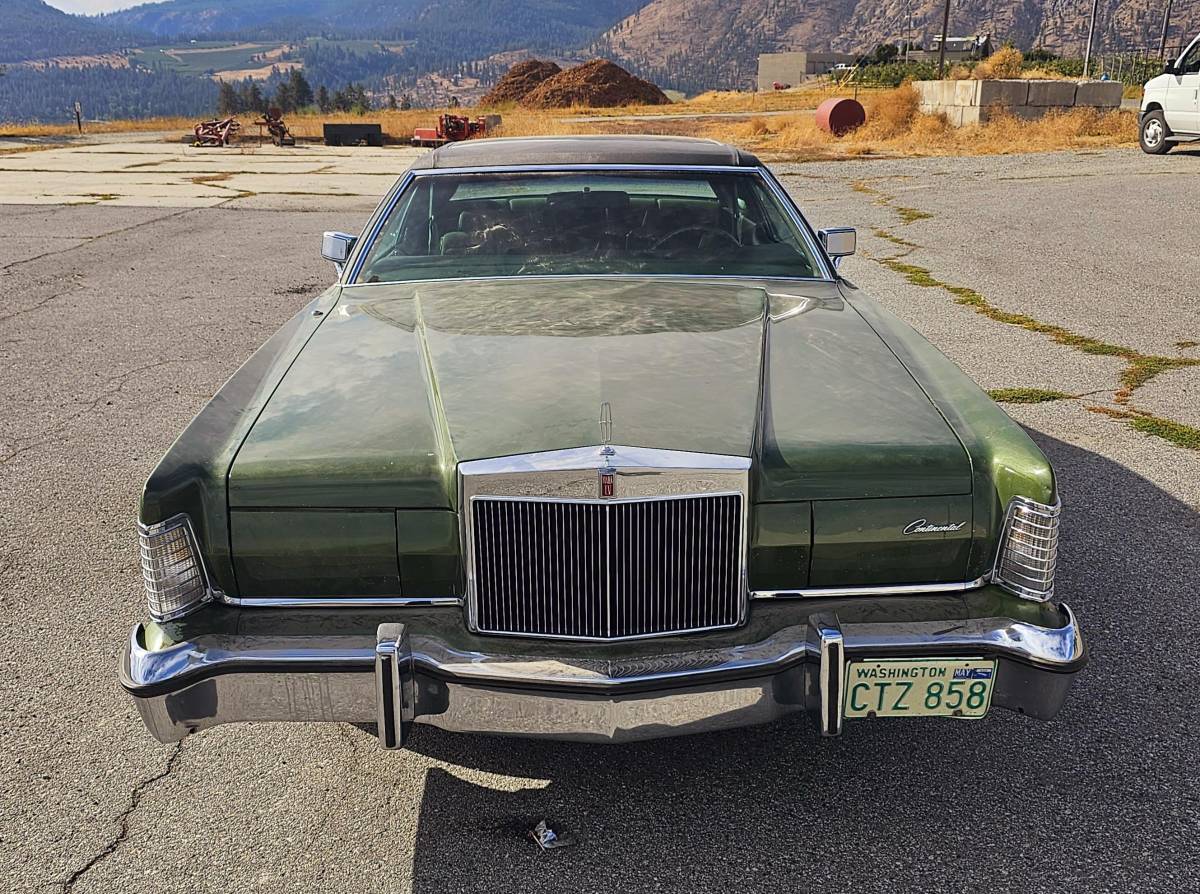 Lincoln-mark-vi-1974-green-11