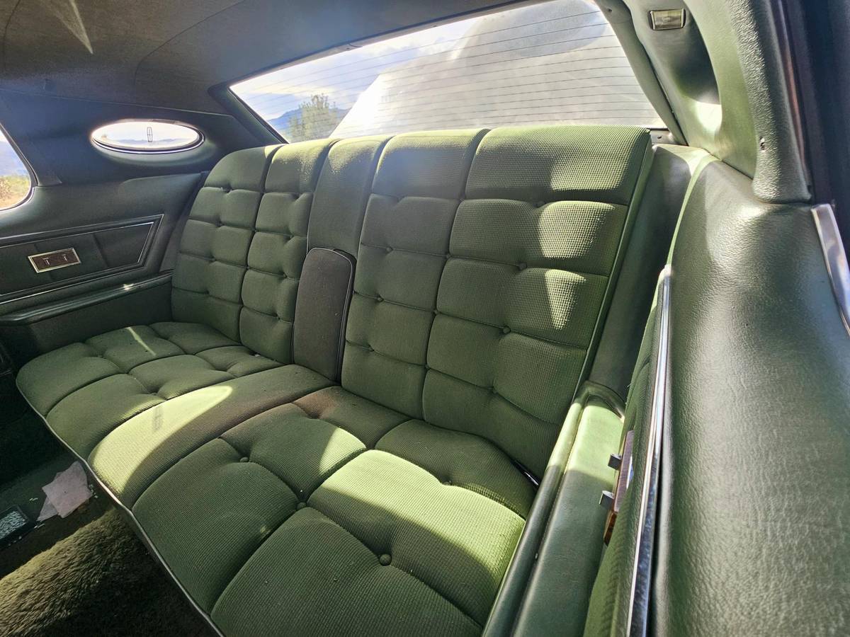 Lincoln-mark-vi-1974-green-16