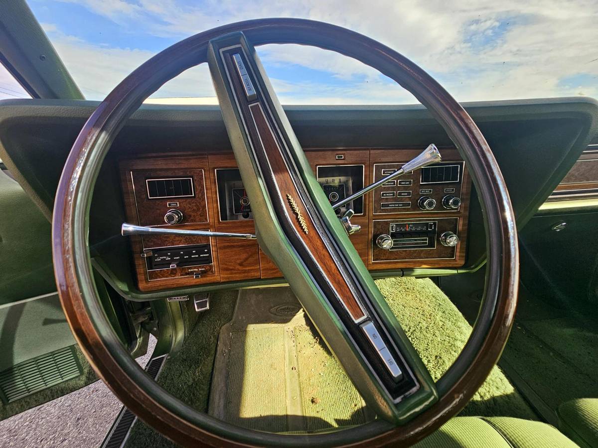 Lincoln-mark-vi-1974-green-2
