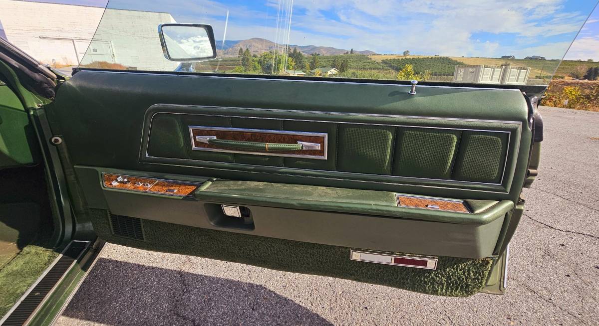 Lincoln-mark-vi-1974-green-5