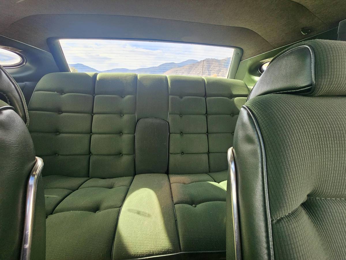 Lincoln-mark-vi-1974-green-6