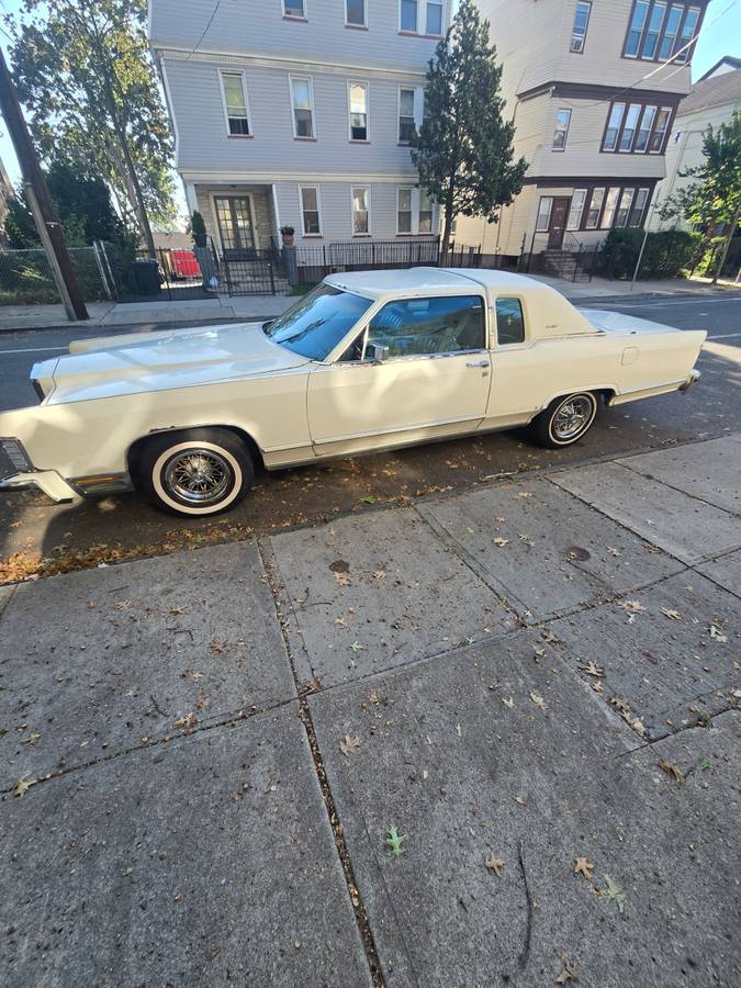 Lincoln-town-car-1978-white-1