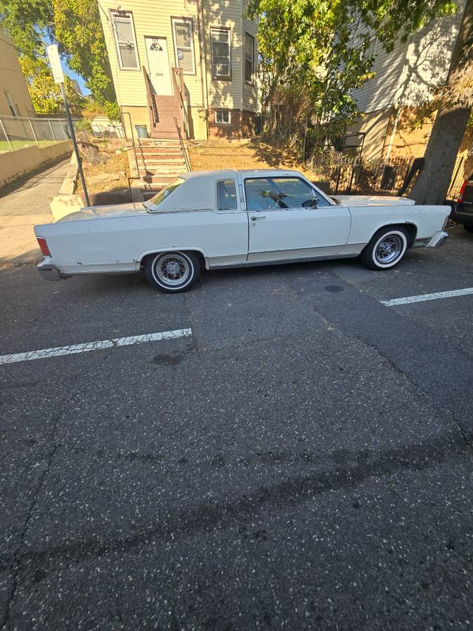 Lincoln-town-car-1978-white-2