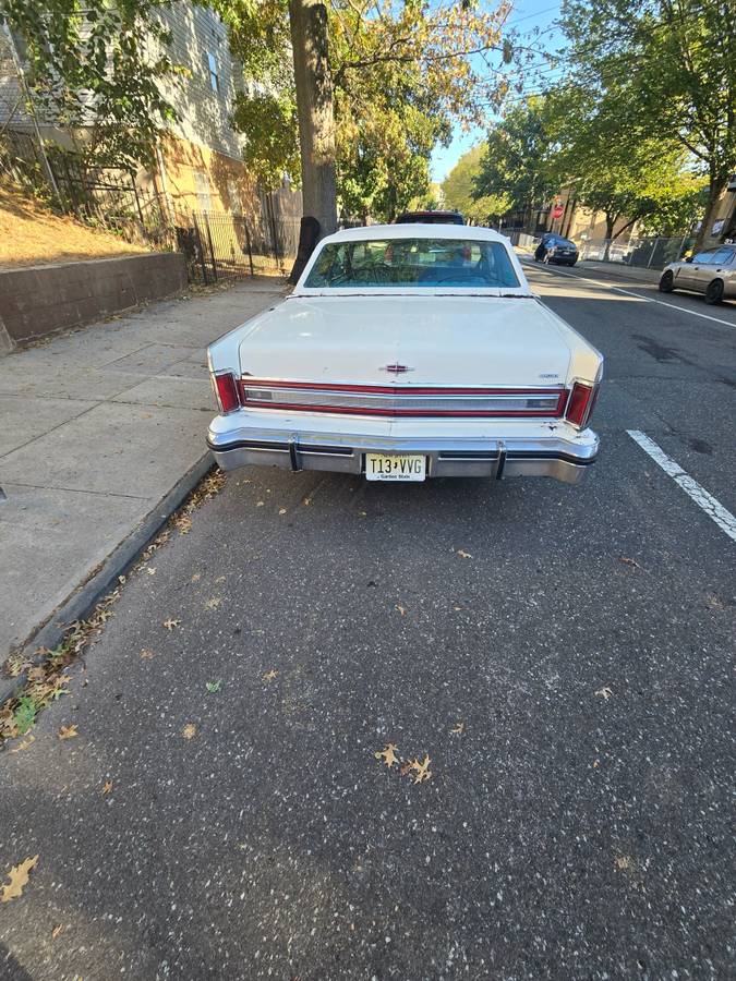 Lincoln-town-car-1978-white-3