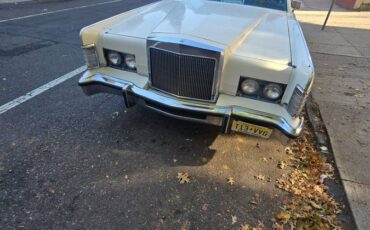 Lincoln-town-car-1978-white