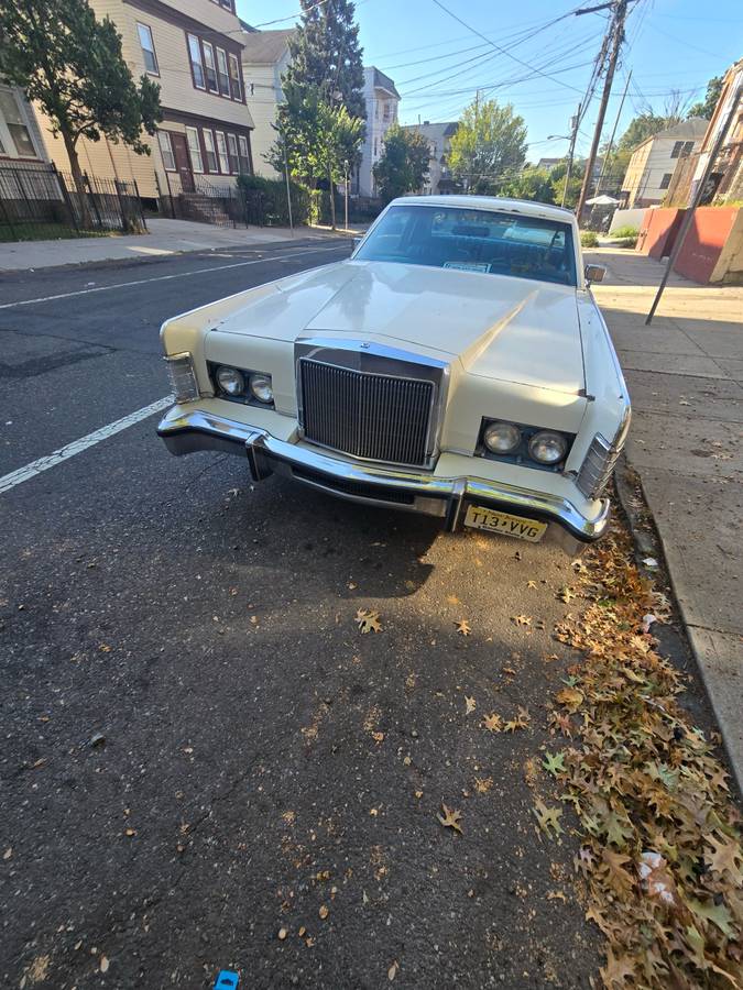 Lincoln-town-car-1978-white