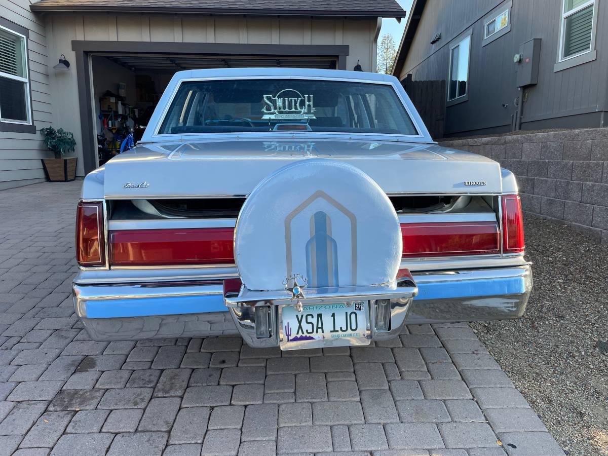 Lincoln-town-car-1986-3