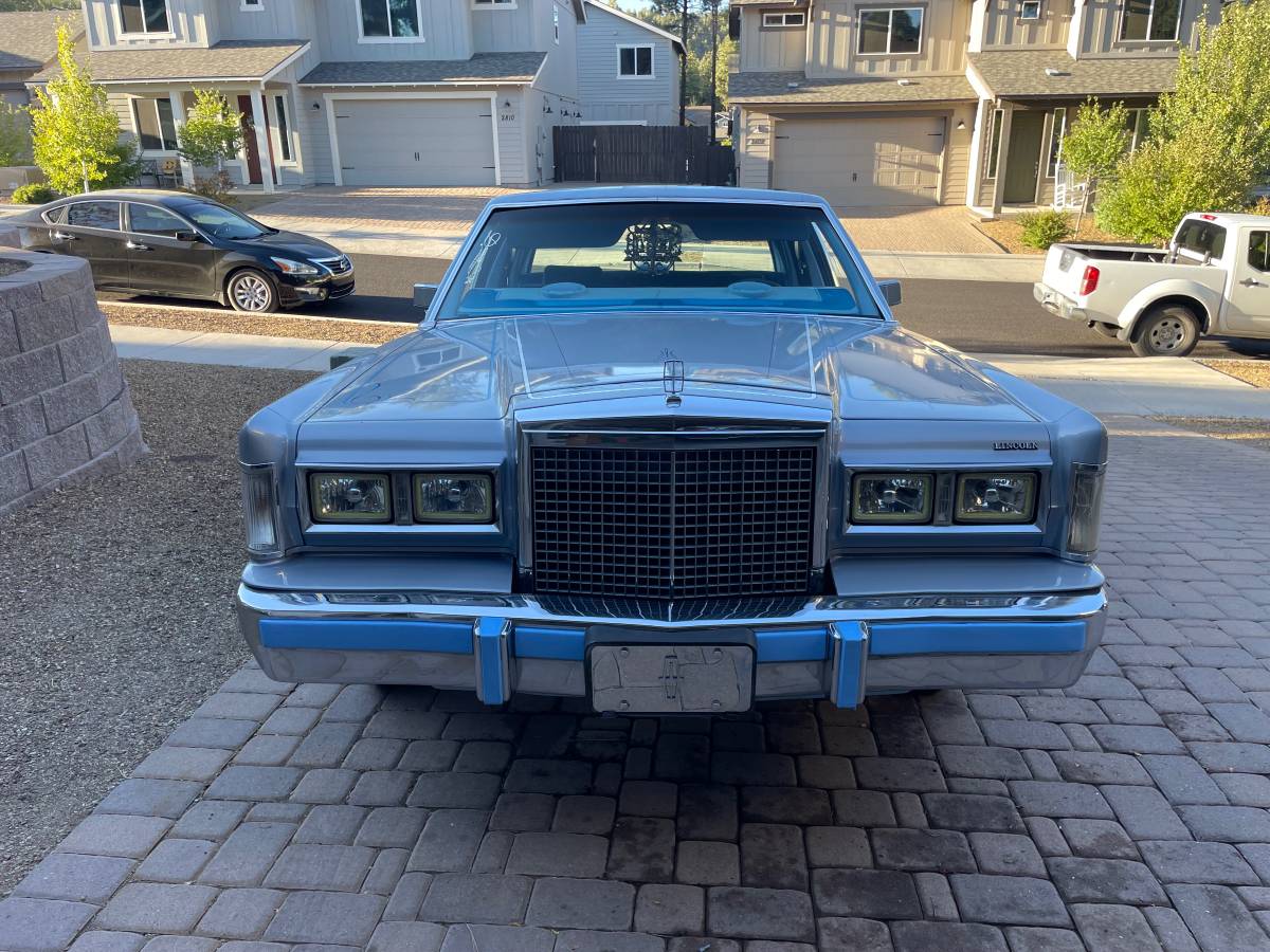 Lincoln-town-car-1986-4