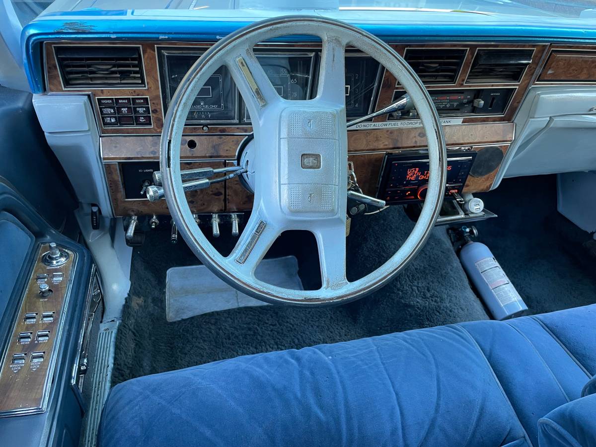 Lincoln-town-car-1986-5