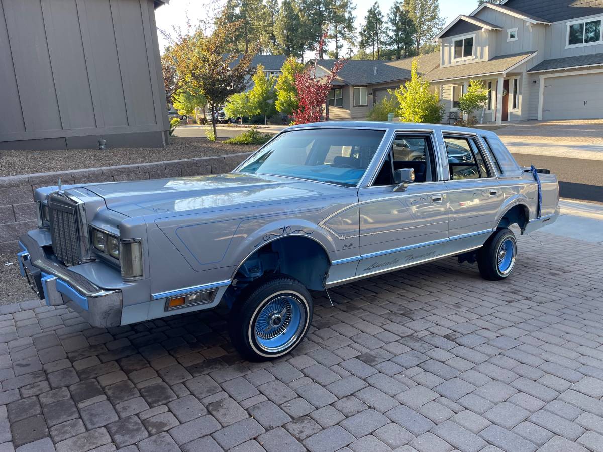 Lincoln-town-car-1986-8