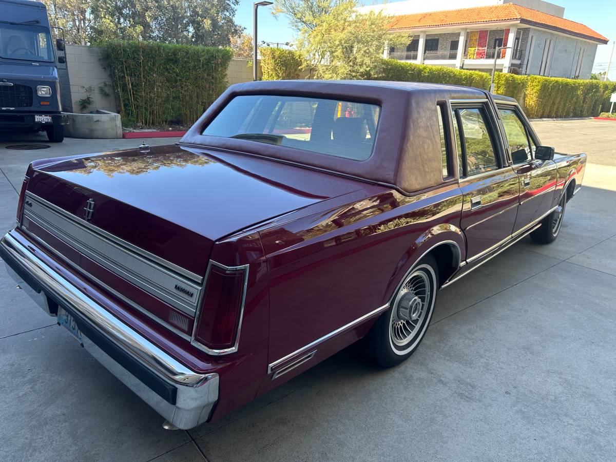 Lincoln-town-car-1988-1