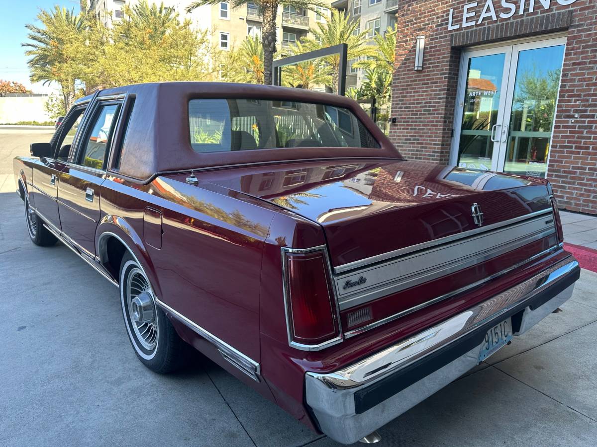 Lincoln-town-car-1988-2