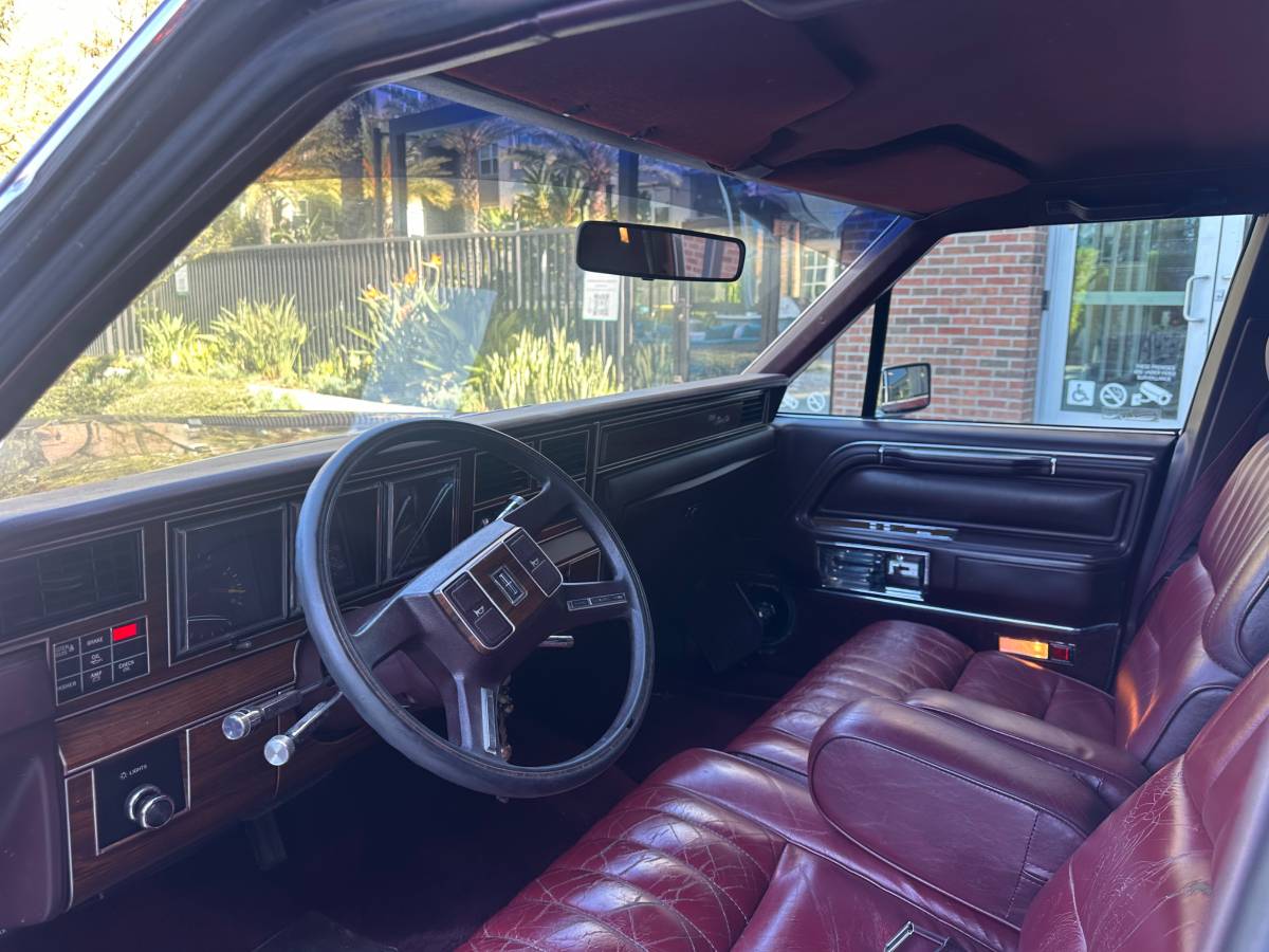 Lincoln-town-car-1988-3