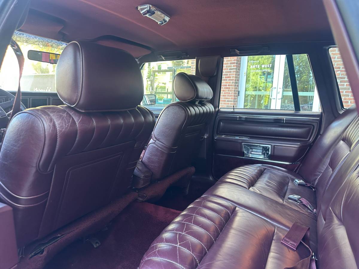 Lincoln-town-car-1988-4