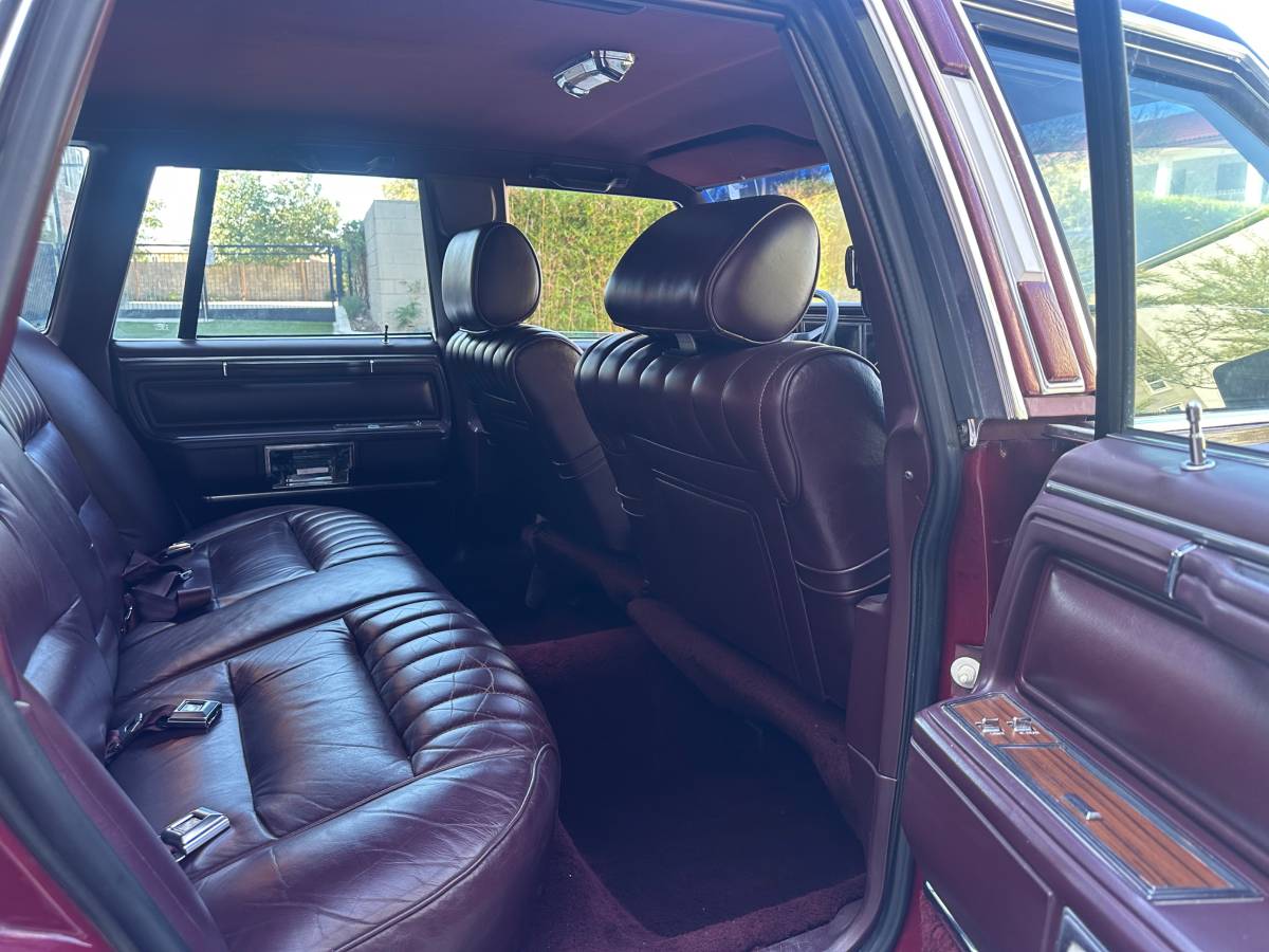 Lincoln-town-car-1988-5