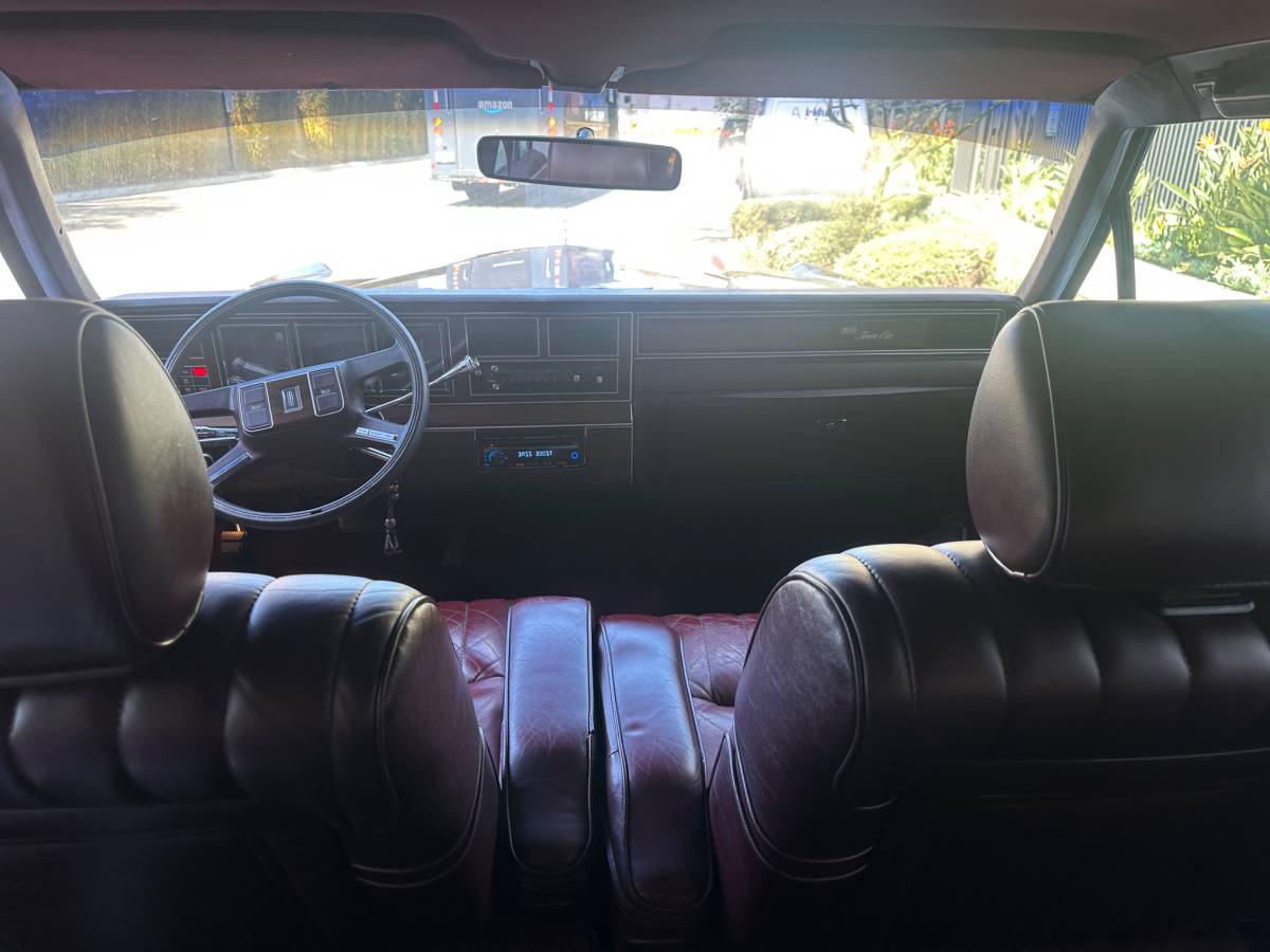 Lincoln-town-car-1988-6