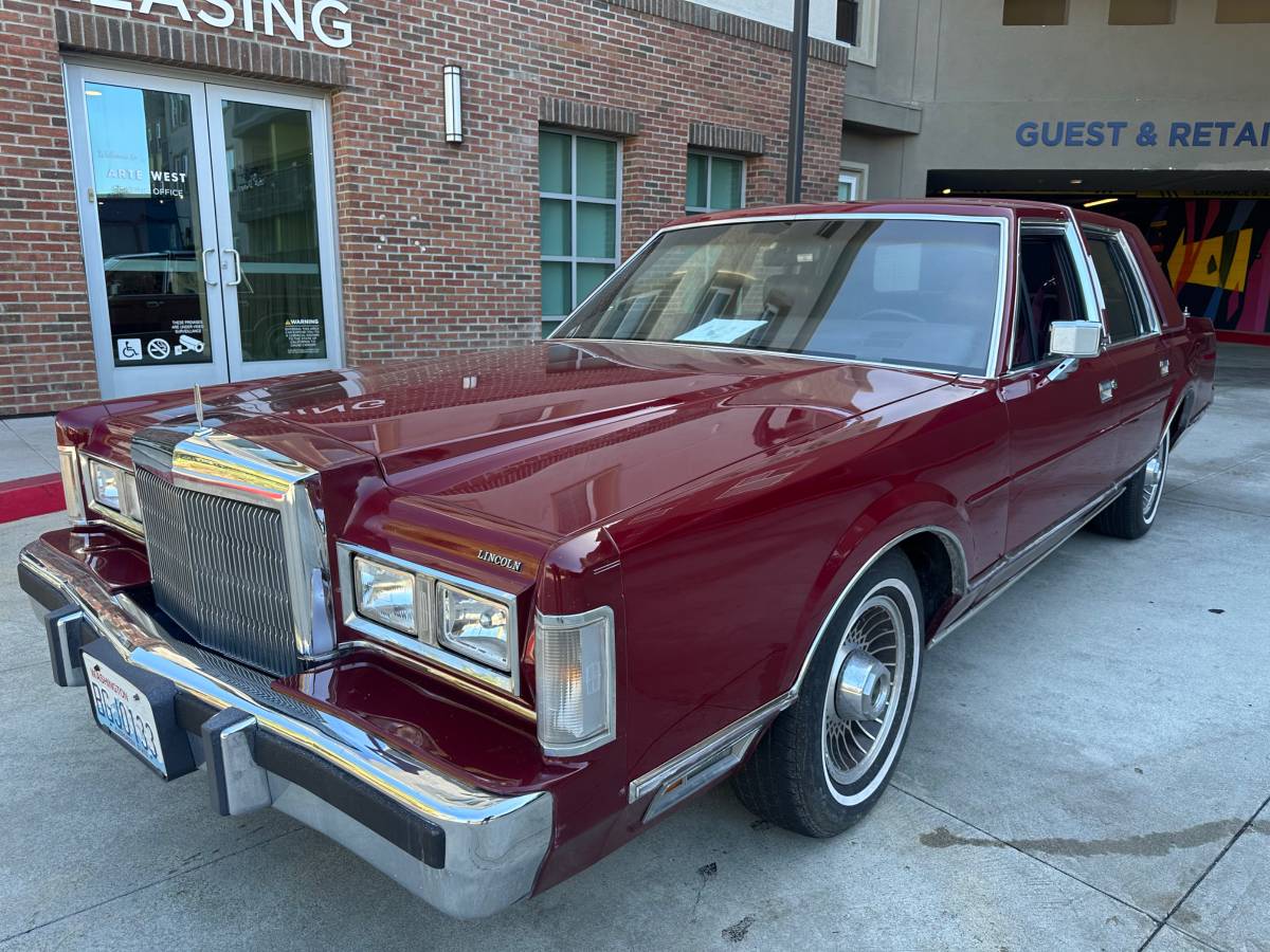 Lincoln-town-car-1988-7
