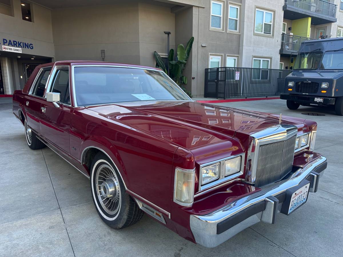 Lincoln-town-car-1988