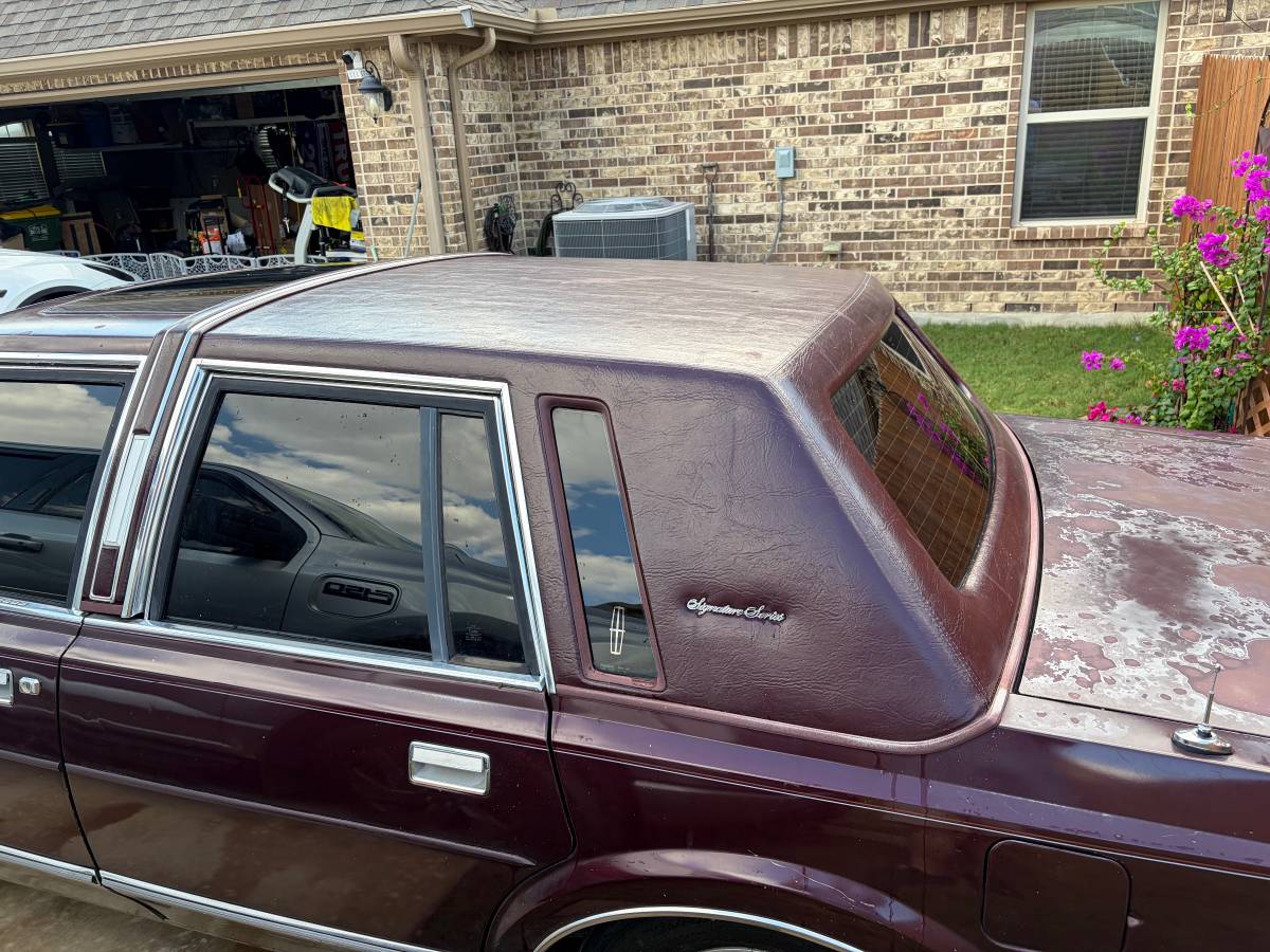 Lincoln-town-car-1989-red-1