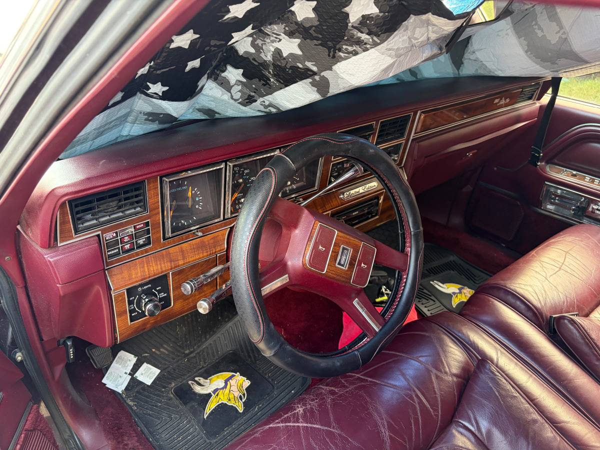 Lincoln-town-car-1989-red-11