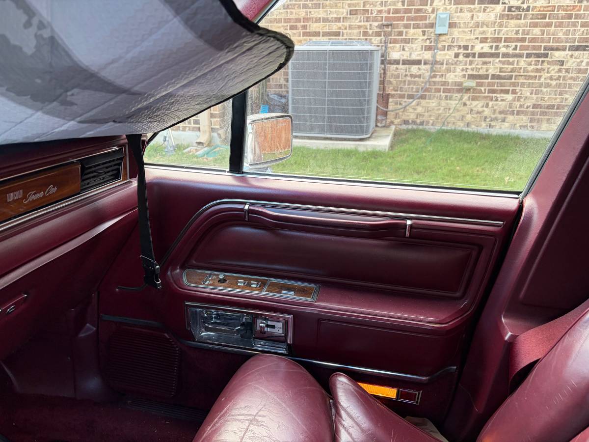 Lincoln-town-car-1989-red-12