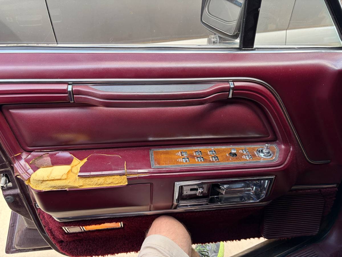 Lincoln-town-car-1989-red-13