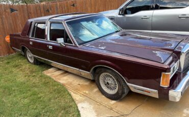 Lincoln-town-car-1989-red-2