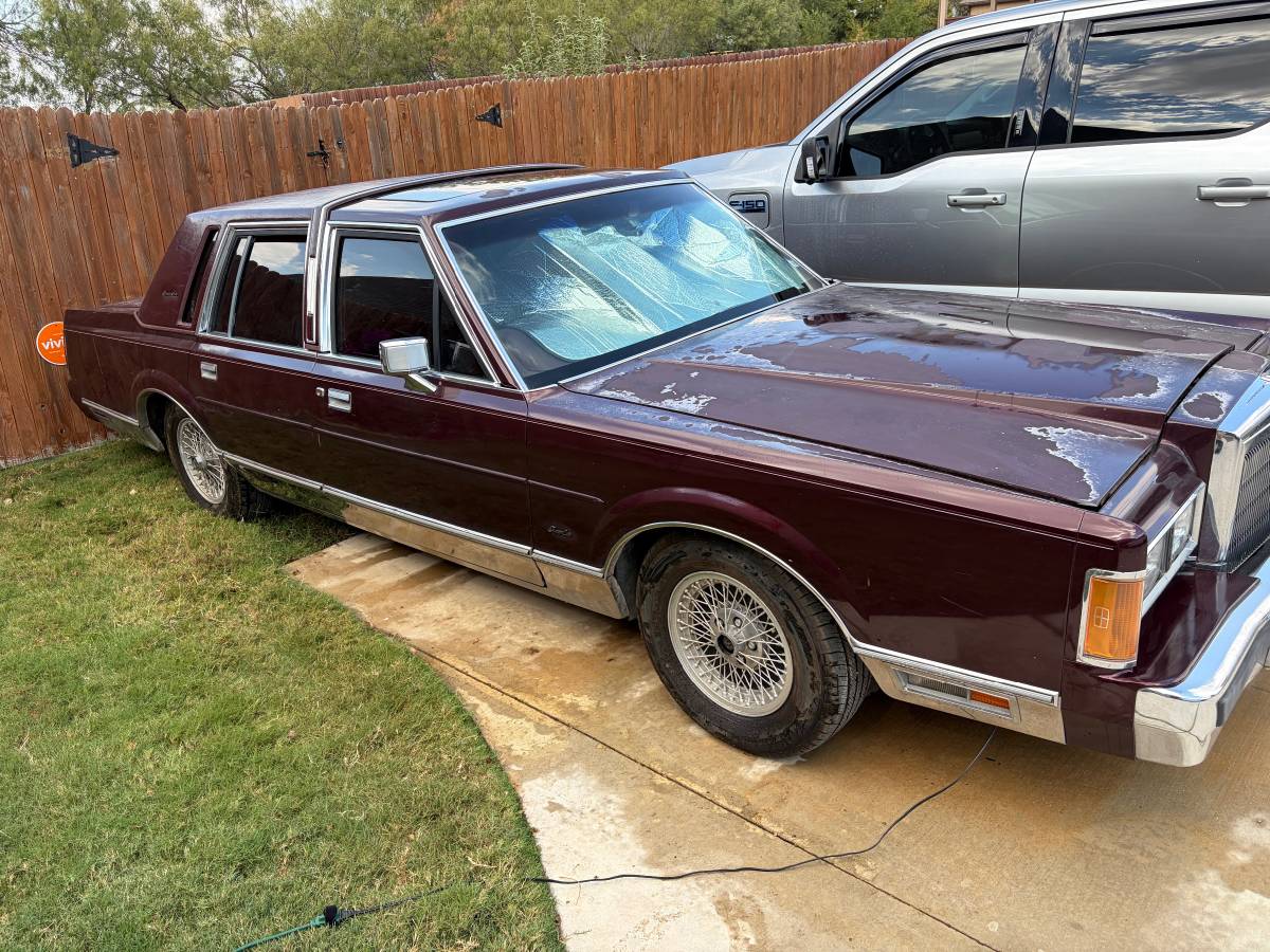 Lincoln-town-car-1989-red-2