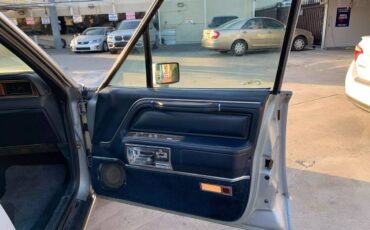 Lincoln-town-car-1989-silver-69