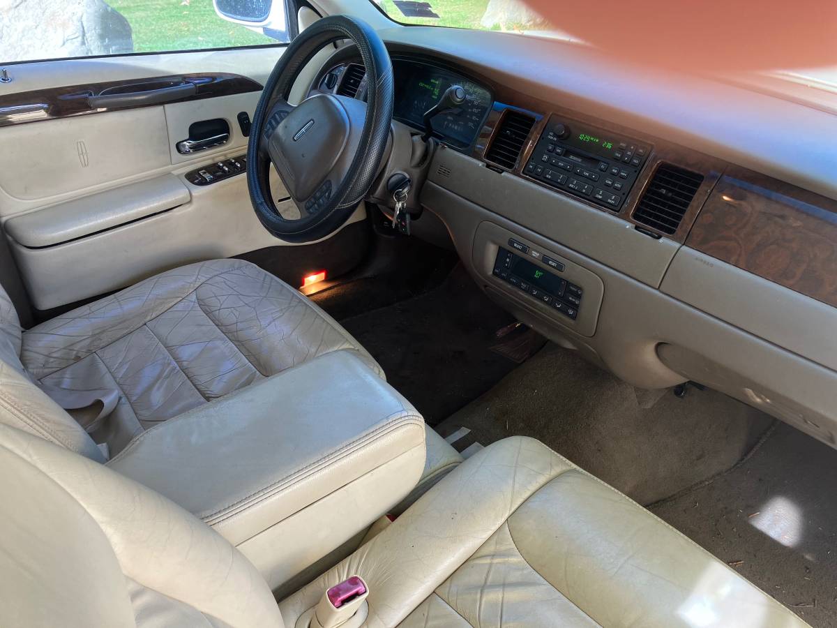 Lincoln-town-car-1989-white-1