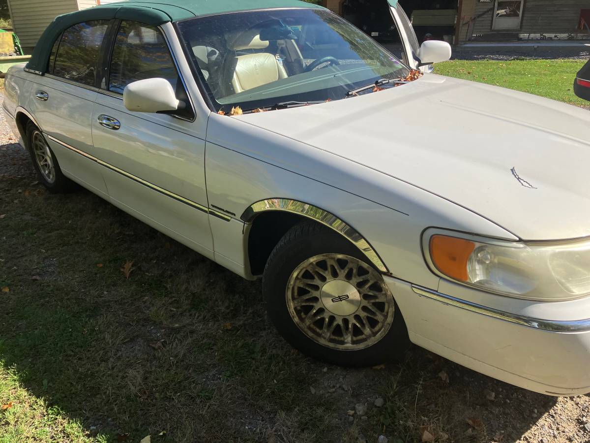 Lincoln-town-car-1989-white-2
