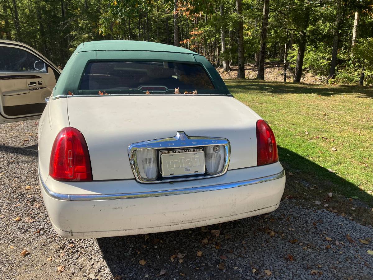 Lincoln-town-car-1989-white-3