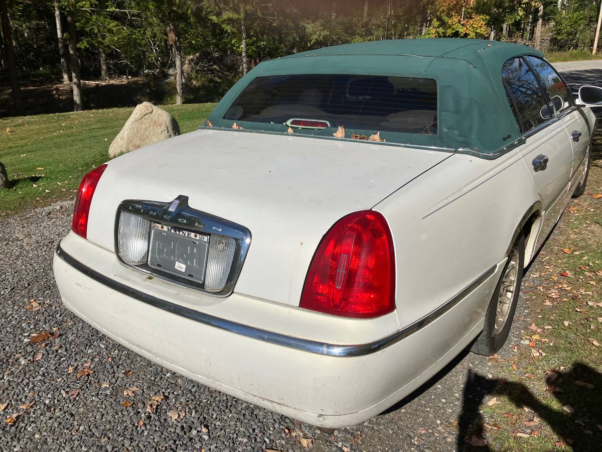 Lincoln-town-car-1989-white-4