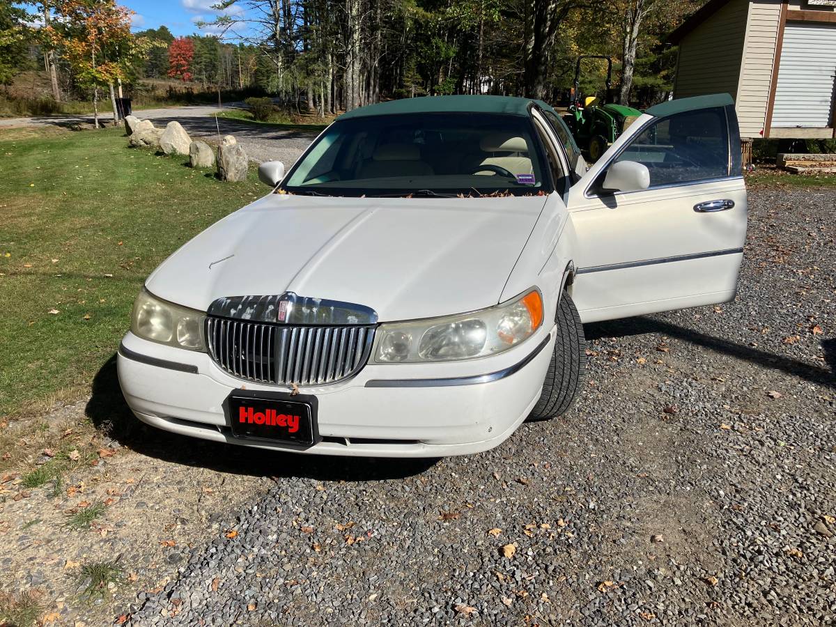 Lincoln-town-car-1989-white