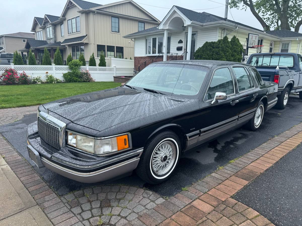 Lincoln-town-car-1993-black-8