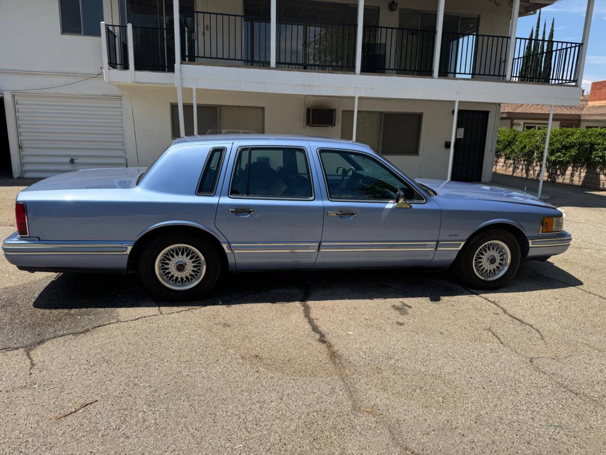 Lincoln-town-car-1994-blue-2