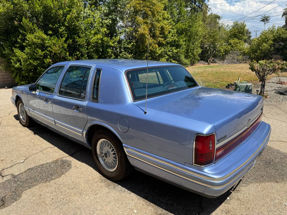 Lincoln-town-car-1994-blue-4