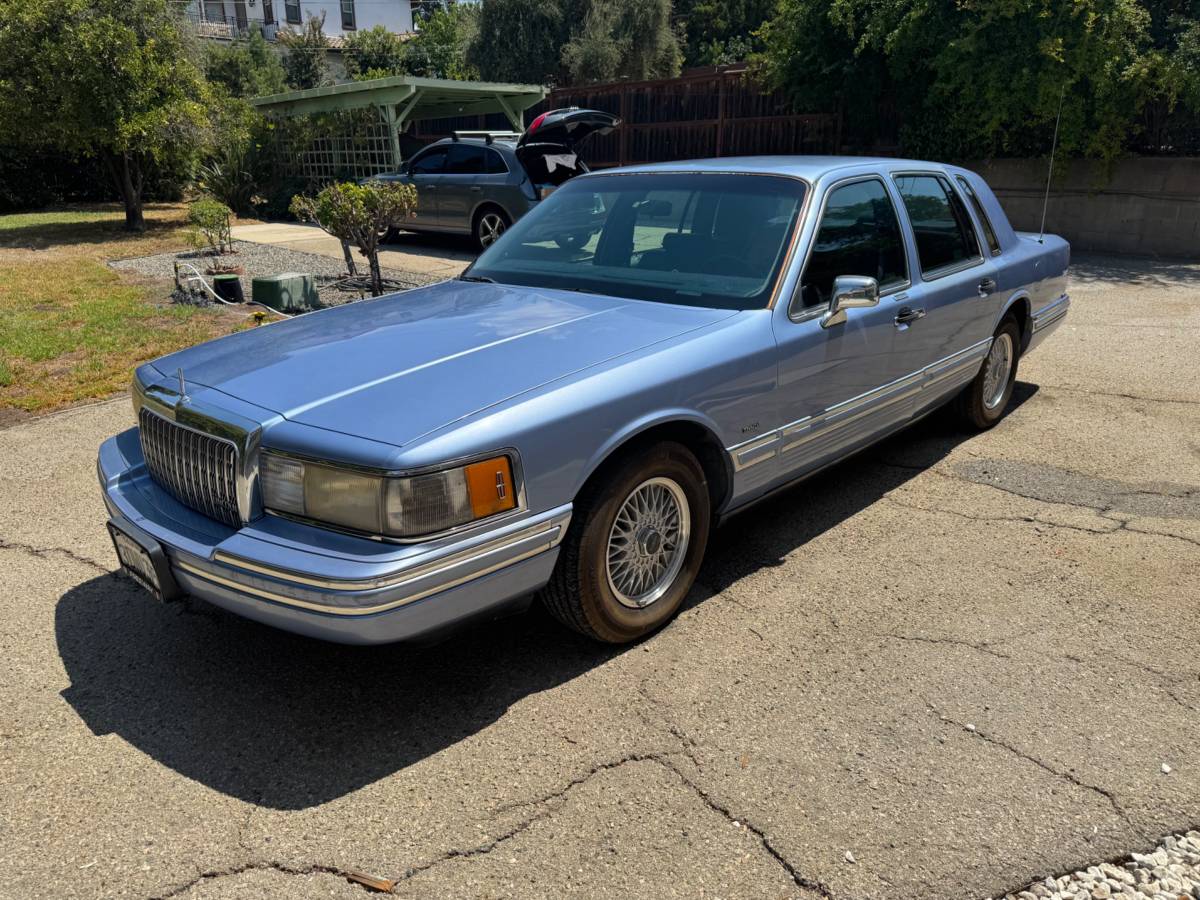 Lincoln-town-car-1994-blue