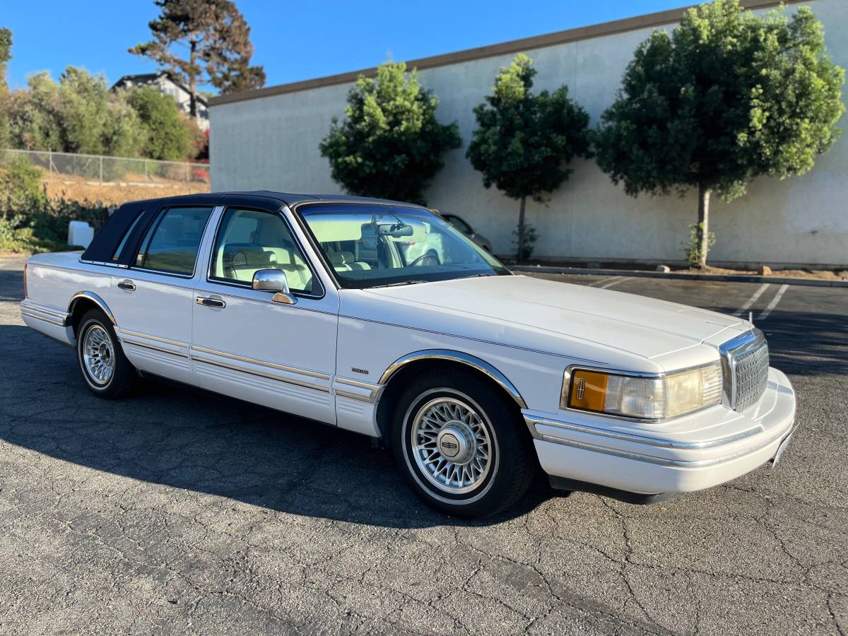 Lincoln-town-car-1994-white-1