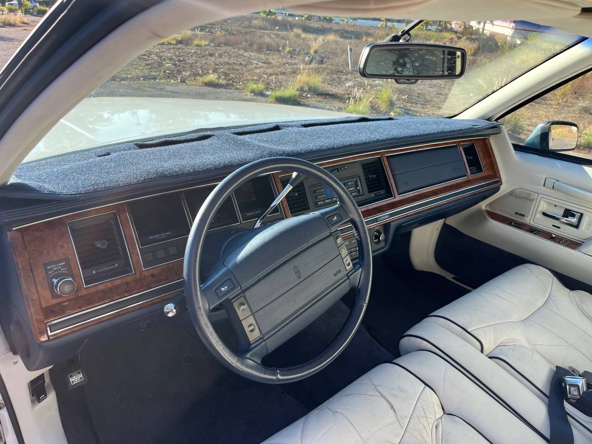 Lincoln-town-car-1994-white-11