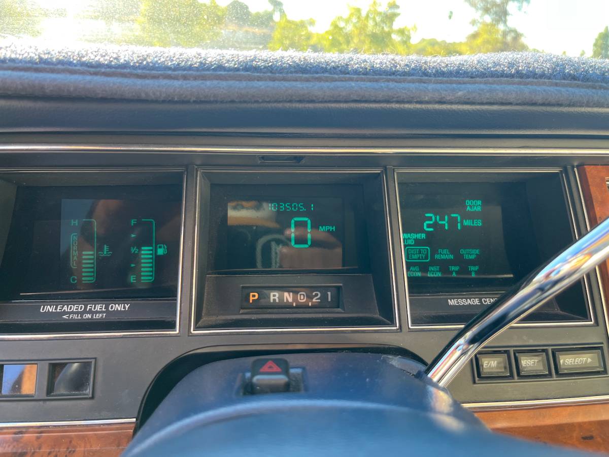 Lincoln-town-car-1994-white-12