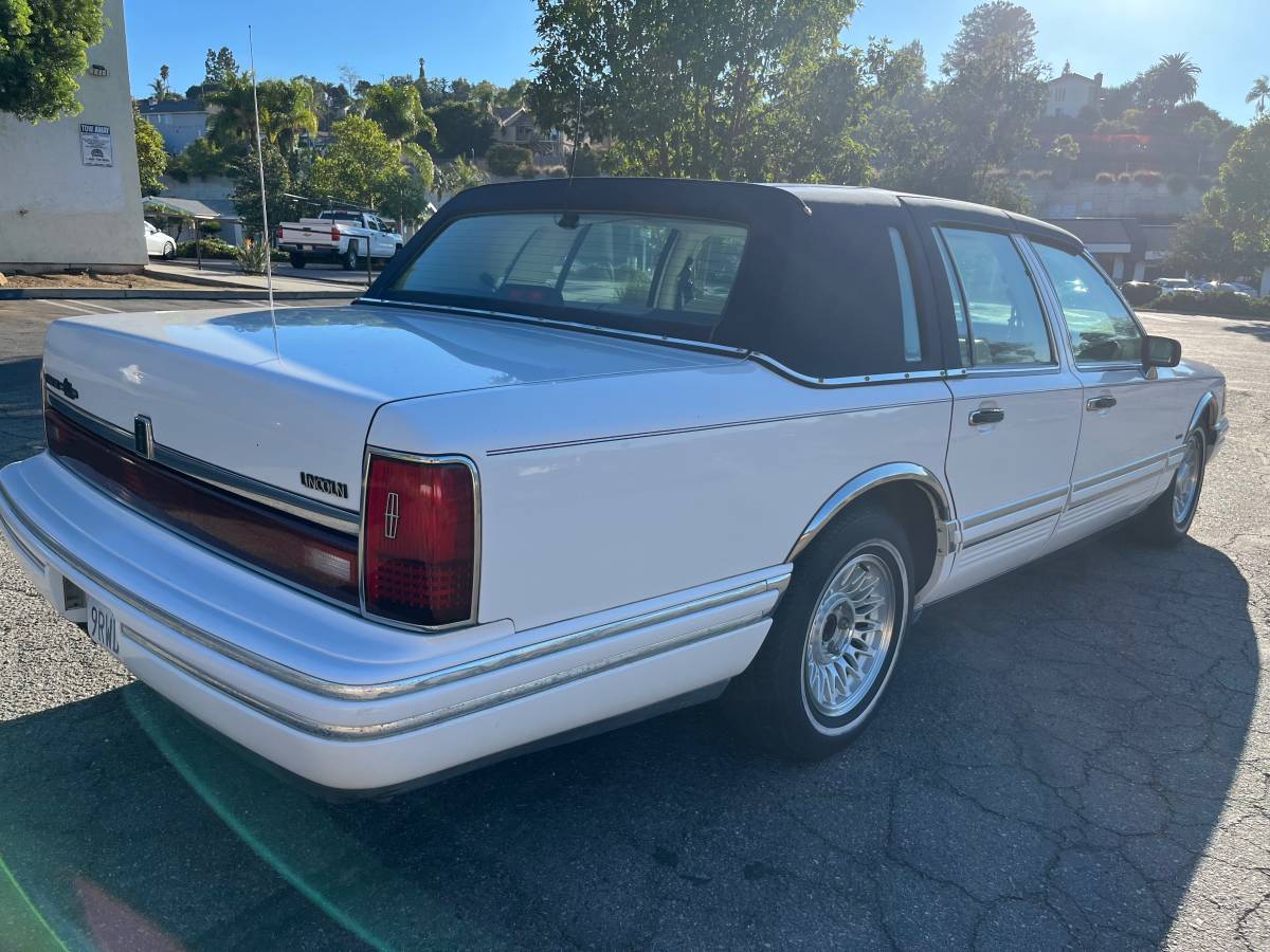 Lincoln-town-car-1994-white-13