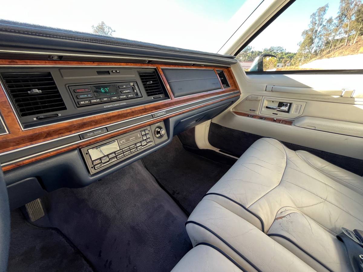 Lincoln-town-car-1994-white-14