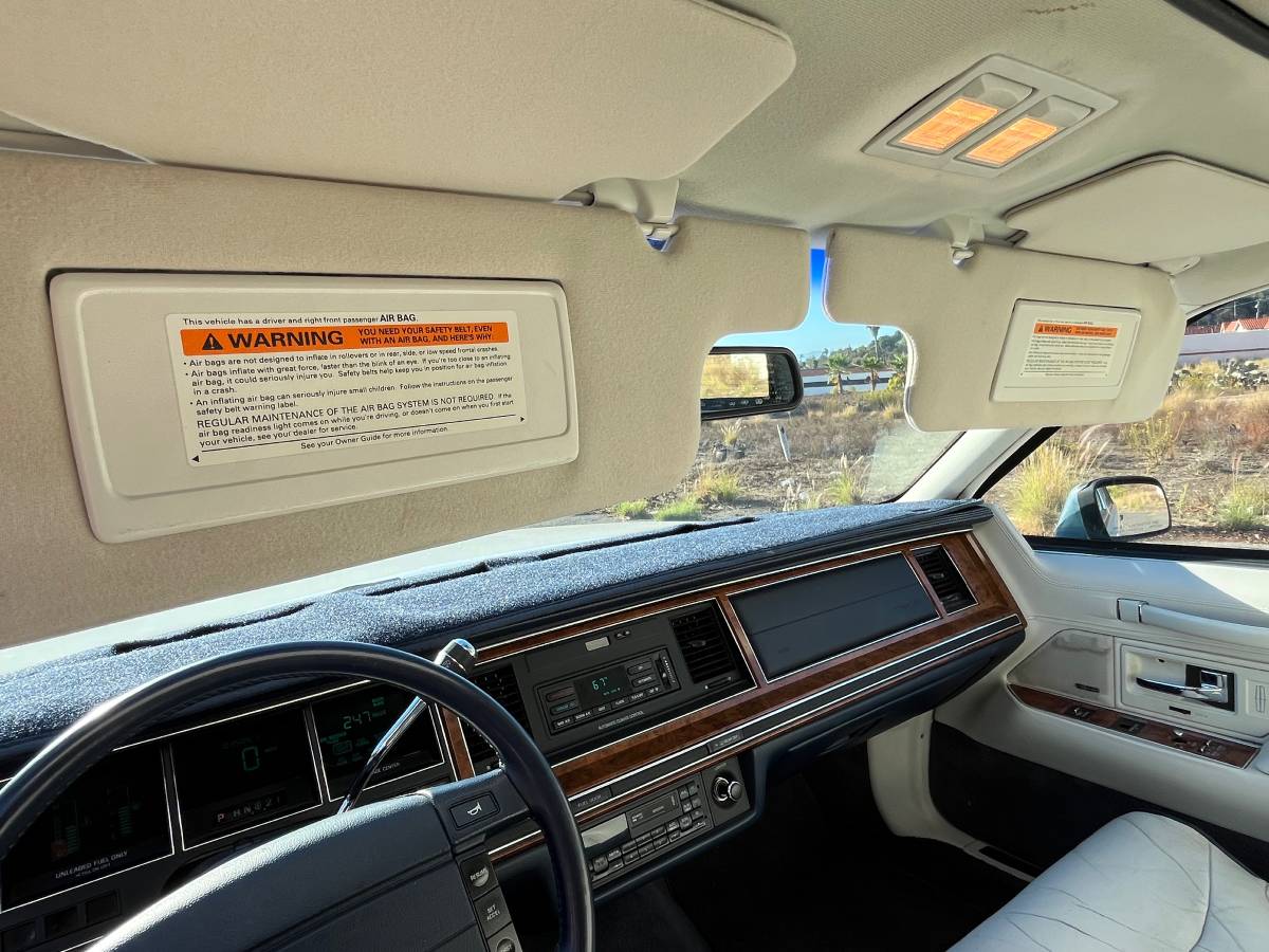 Lincoln-town-car-1994-white-15