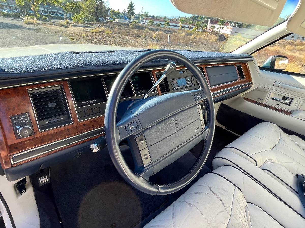 Lincoln-town-car-1994-white-16