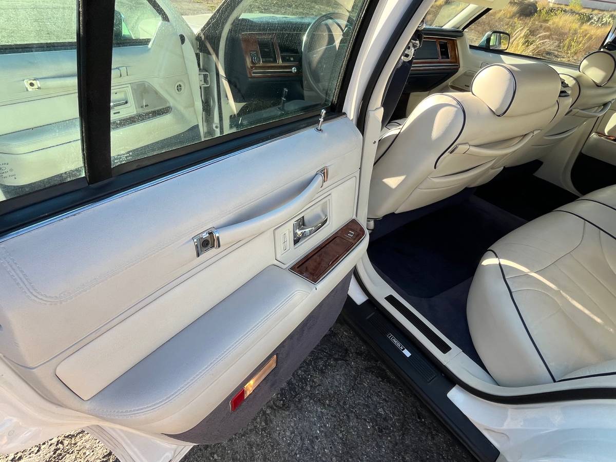 Lincoln-town-car-1994-white-17