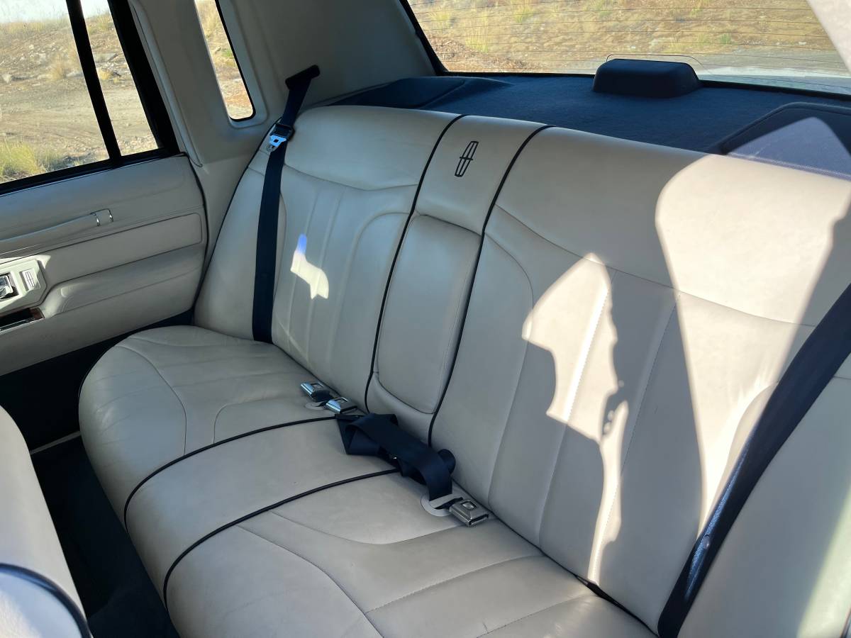 Lincoln-town-car-1994-white-18