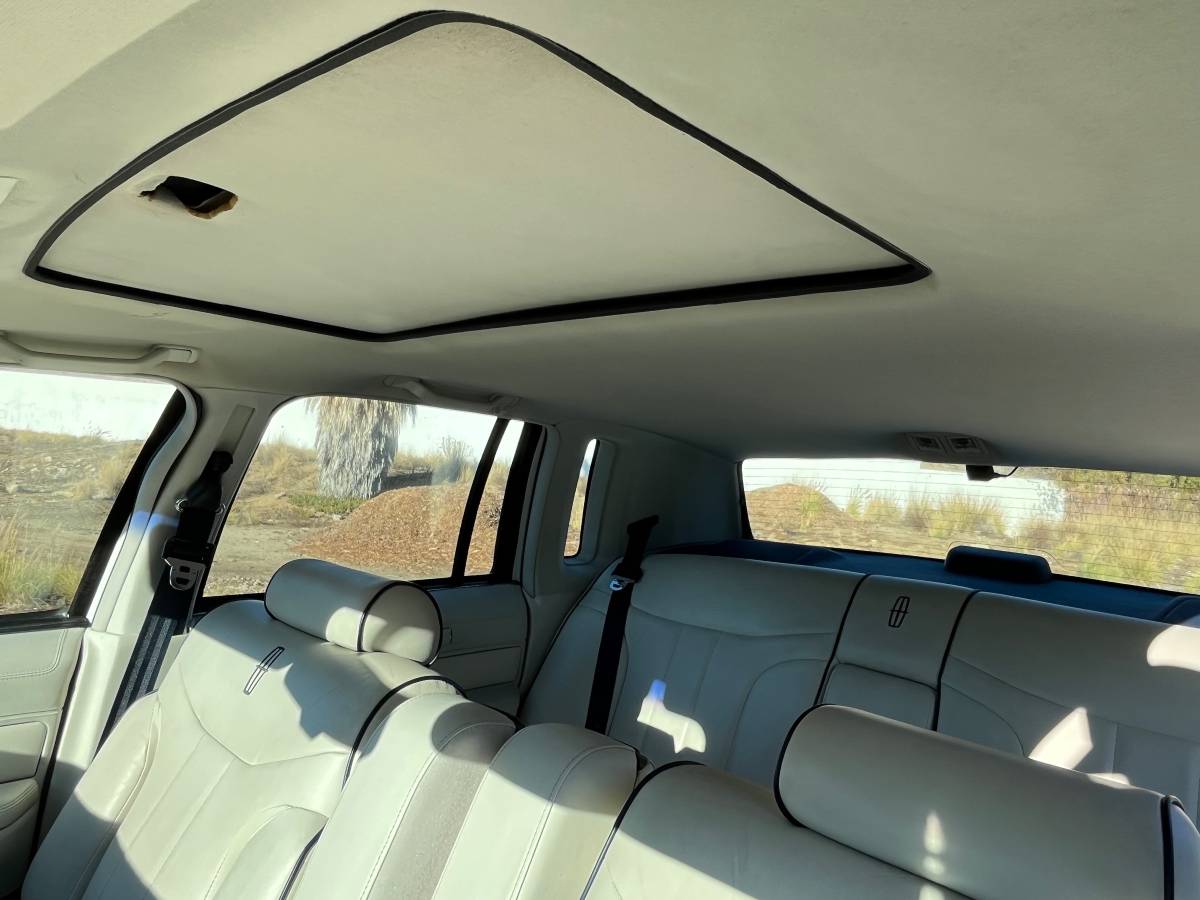 Lincoln-town-car-1994-white-19