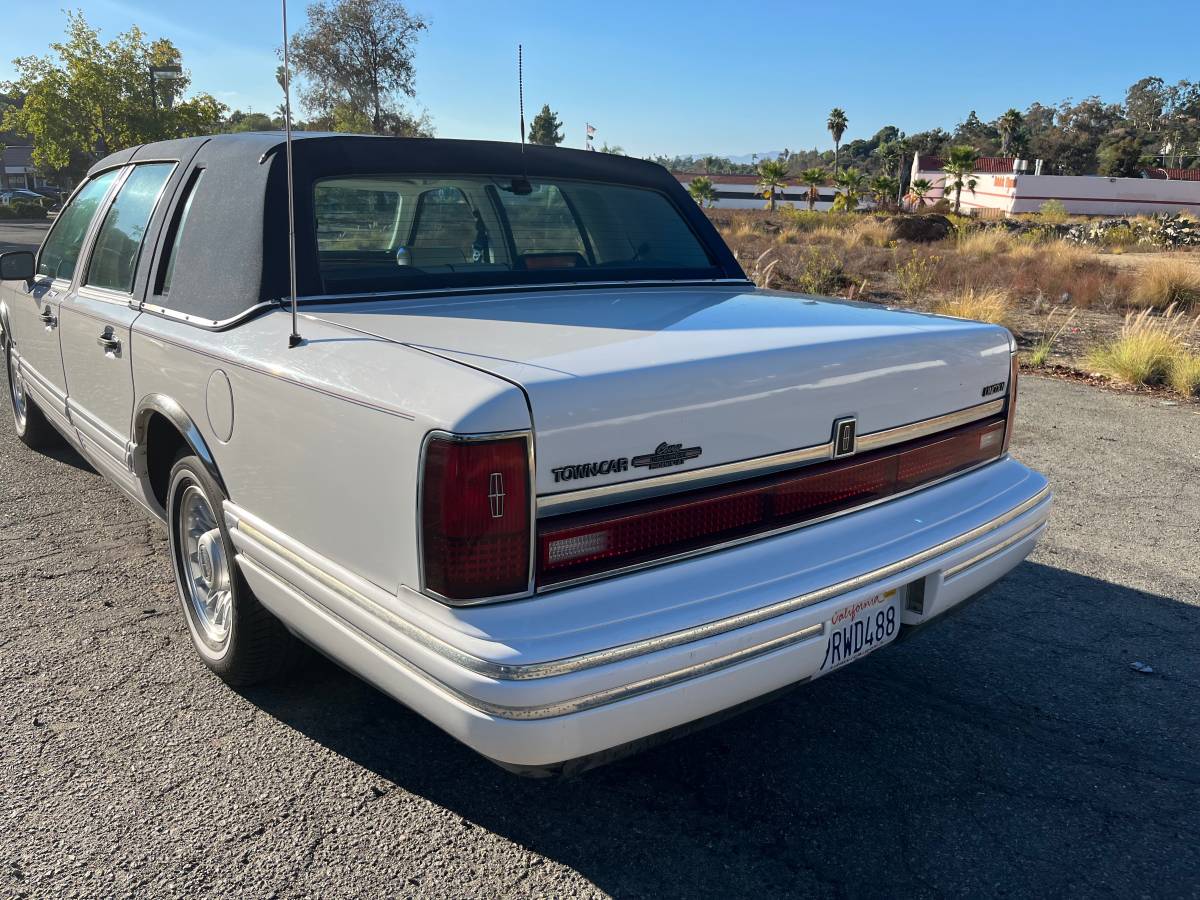 Lincoln-town-car-1994-white-2